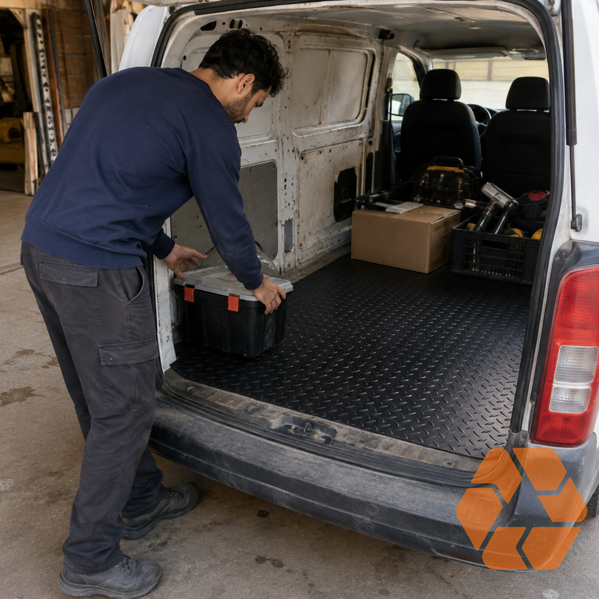 Piso de goma negro diamantado de 3mm instalado en la parte trasera de una camioneta para máxima resistencia.