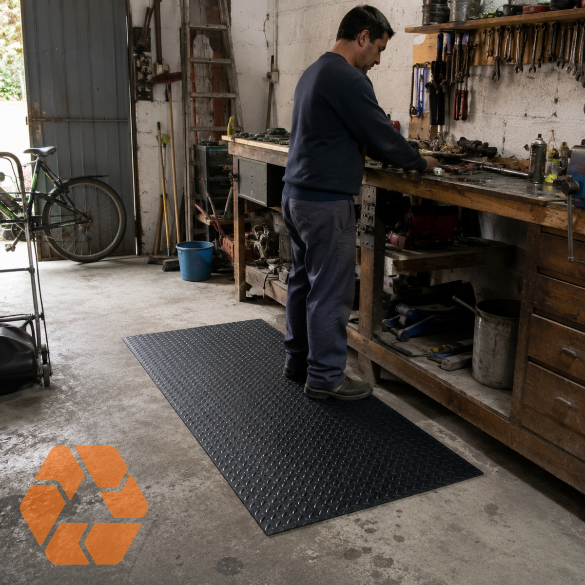 Piso de goma negro diamantado de 3mm en rollo, ideal para talleres y áreas de alto tráfico por su gran resistencia y agarre.