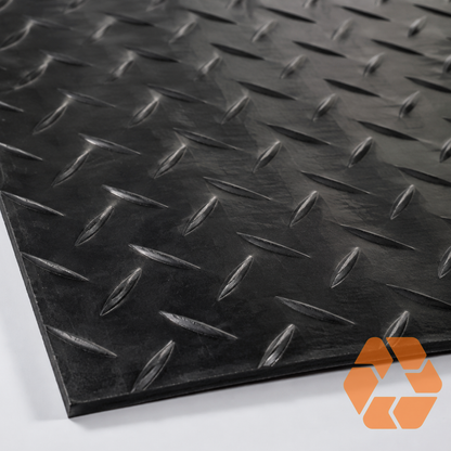 Piso de goma negro antideslizante con textura diamantada de 3mm, ideal para alto tráfico industrial y comercial.