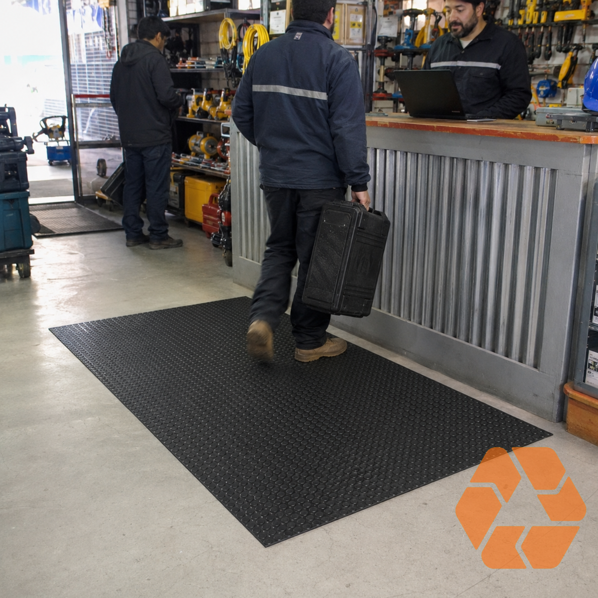 Piso de goma negro antideslizante con textura estoperol de 3mm, ideal para alto tráfico en talleres y áreas industriales.