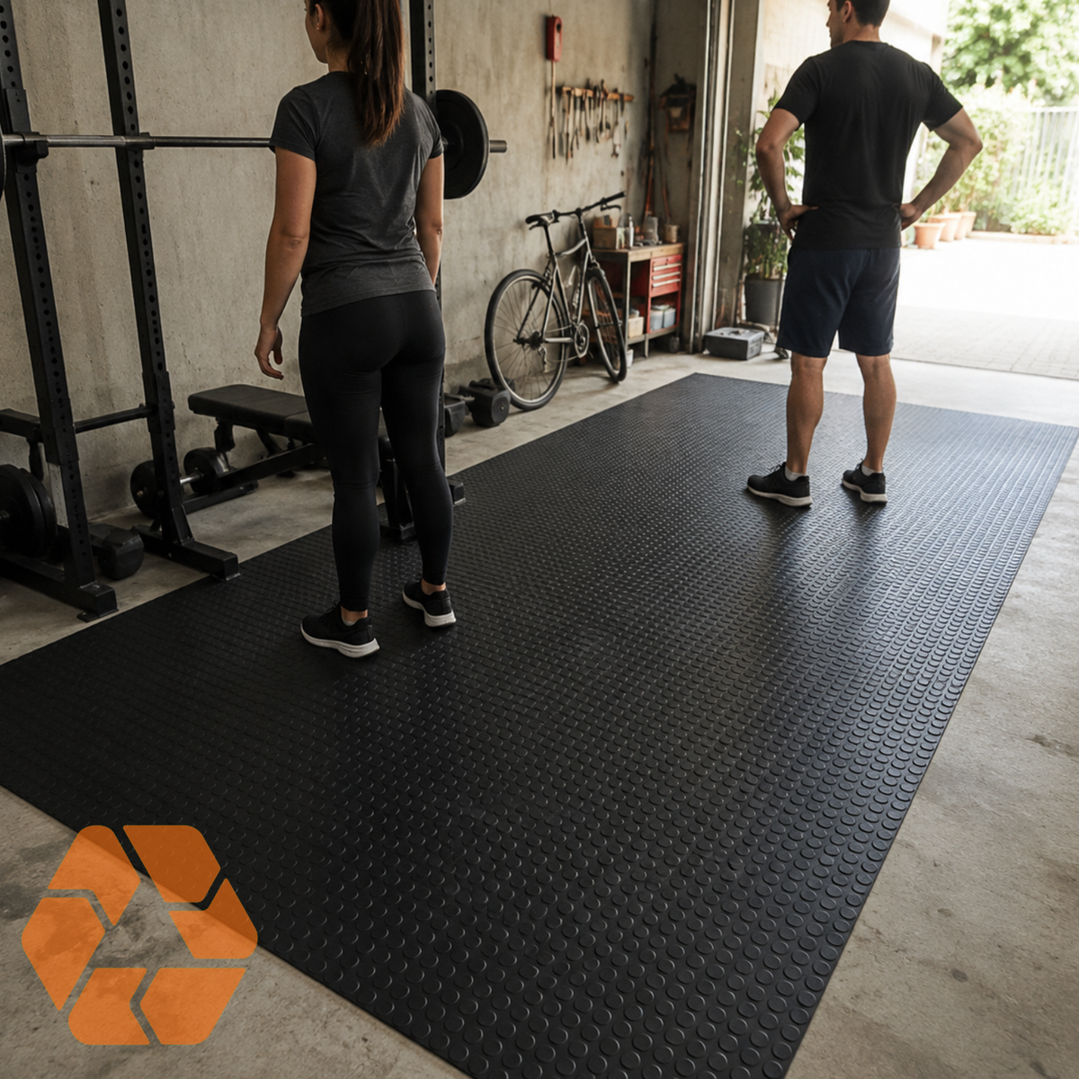 Piso de goma negro antideslizante con textura estriada, ideal para gimnasios y talleres de alto tráfico, 3mm de espesor.