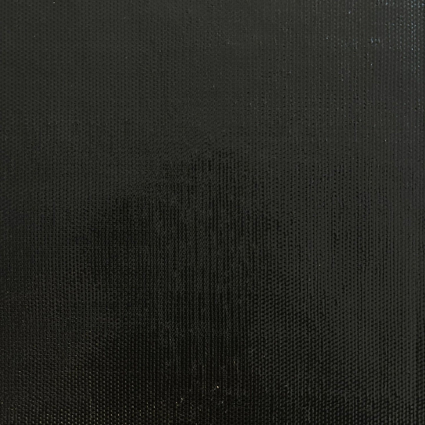 Cinta de unión negra de polipropileno para pasto sintético, textura resistente y flexible para instalaciones profesionales.